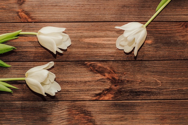 Boeket van witte tulpen op een houten achtergrondruimte voor tekst