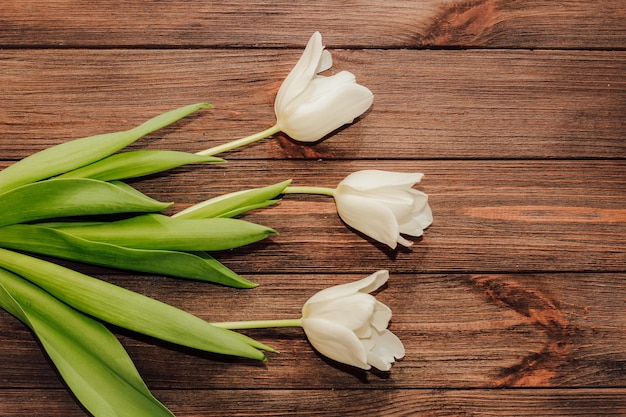 Boeket van witte tulpen op een houten achtergrondruimte voor tekst