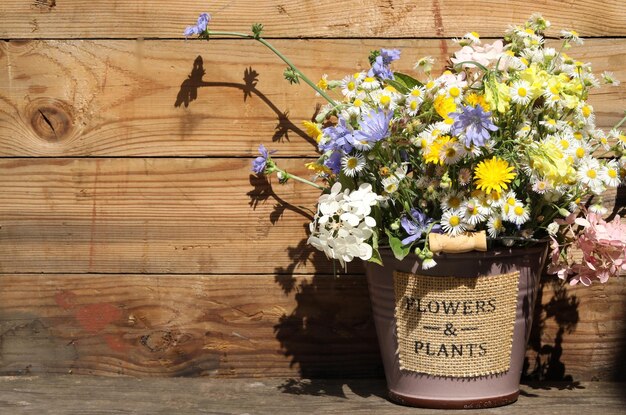 boeket van zomerbloemen op de houten achtergrond met kopie ruimte