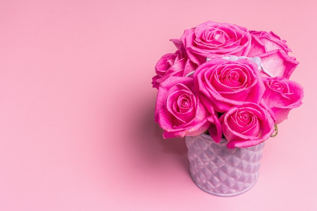 Boeket verse roze rozen in een emmer. Het feestelijke concept voor Bruiloften, Verjaardagen, 8 maart, Moederdag of Valentijnsdag. Wenskaart, lichtroze achtergrond