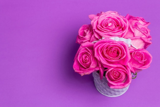 Boeket verse roze rozen in een emmer. Het feestelijke concept voor Bruiloften, Verjaardagen, 8 maart, Moederdag of Valentijnsdag. Wenskaart, lila achtergrond