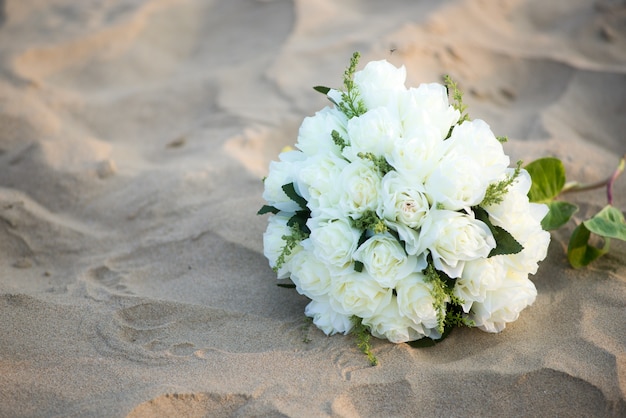 Boeket voor de bruid die op het strand wordt geplaatst.