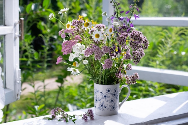 Boeket wilde bloemen op vensterbank