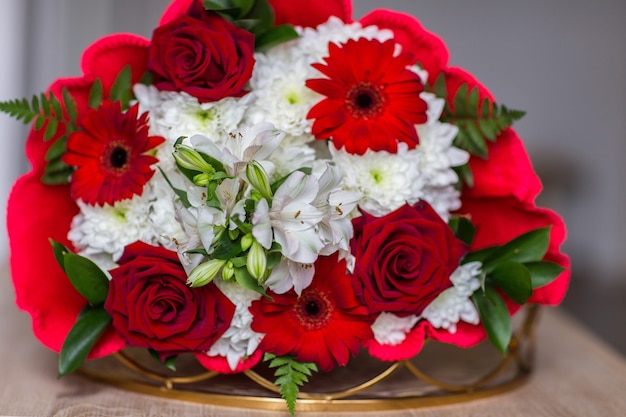 Foto boeket witte chrysanten rode rozen en rode gerbera's