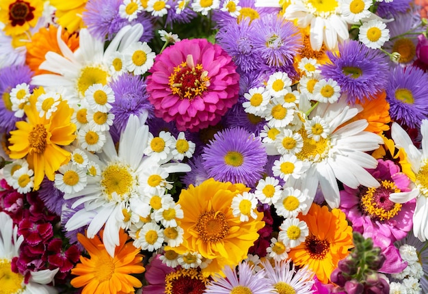 Foto boeket zomerbloemen als achtergrond top view.