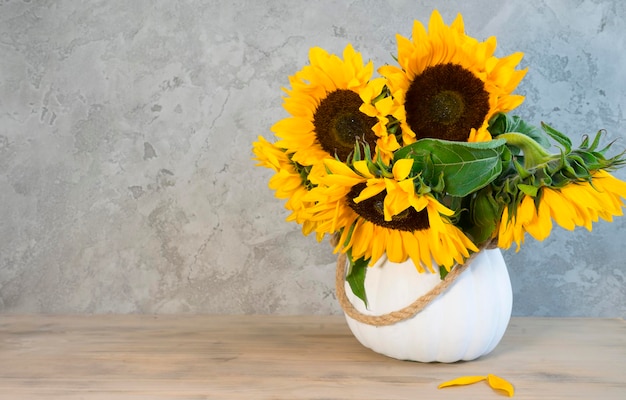 Boeket zonnebloemen in een witte vaas