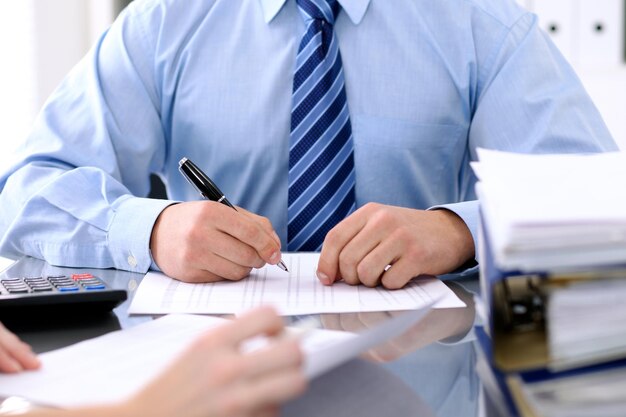 Boekhouders of financiële inspecteur die verslag maken, het saldo berekenen of controleren. Auditconcept.