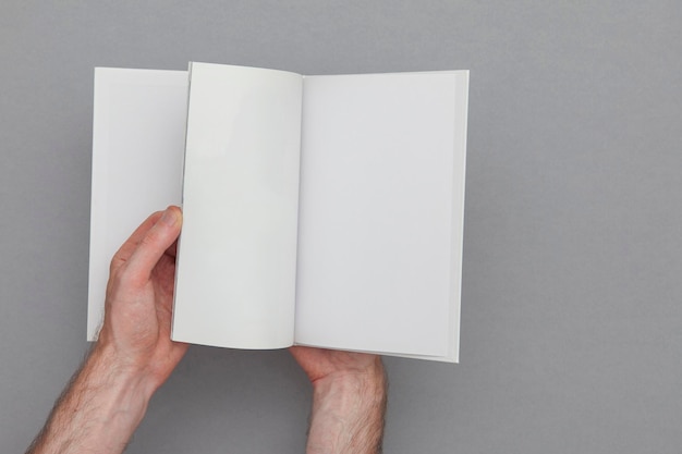 Boekmodel Mannenhand met blanco boek