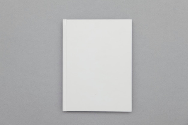 Foto boekomslagmodel met harde kaft wit boek op een grijze achtergrond