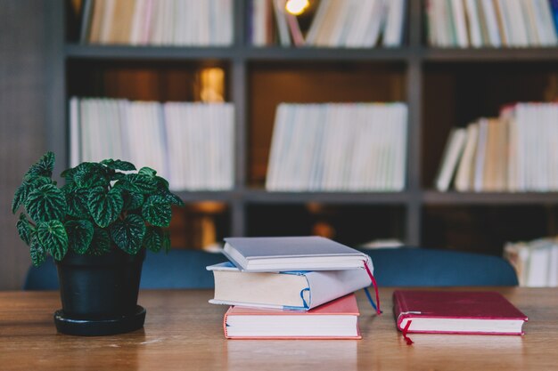 Boekstapel op Houten lijst met boekenplank