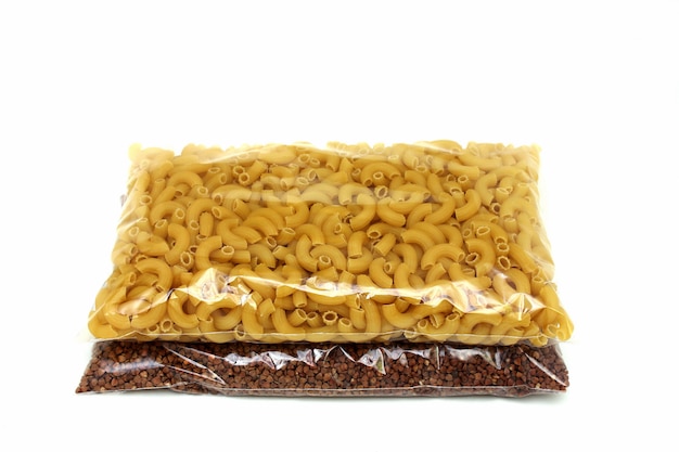 Boekweit en pasta in plastic zakken