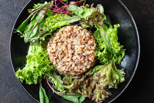 boekweit en salade verse groene mix salade sla keto of paleodieet veganistisch of vegetarisch eten