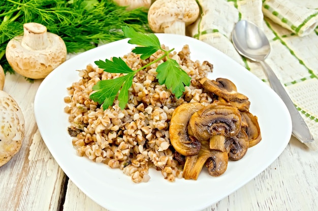 Boekweit met champignons in plaat op licht bord