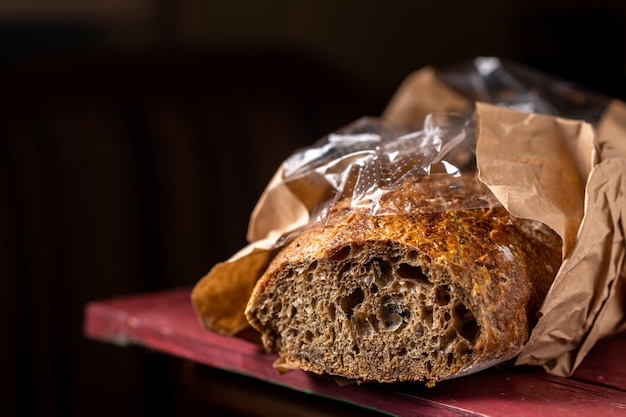 Boekweit stokbrood Gesneden stokbrood gemaakt van donkere grove bloem Donkere achtergrond