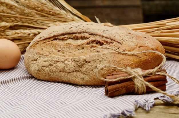 Boekweitbrood op een houten tafel. Land Stilleven