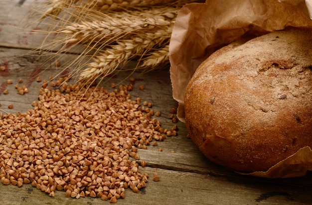 Boekweitbrood op een houten tafel. Land Stilleven