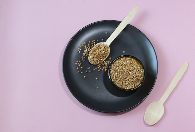 Boekweitkorrels in een kom glutenvrije granen voor gezonde voeding