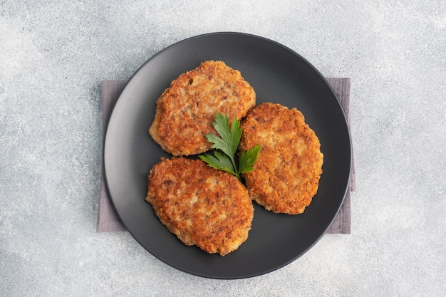 Foto boekweitkoteletten met kaas en peterselie op een bord. gezonde voeding eten kopie ruimte, bovenaanzicht.