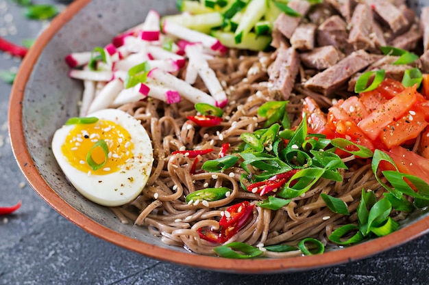 Boekweitnoedels met rundvlees, eieren en groenten. koreaans eten. boekweitpastasoep.