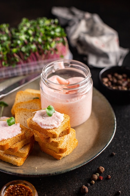 Boekweitpap en worstjes verse salade komkommer klaar om maaltijdsnack op tafel te eten