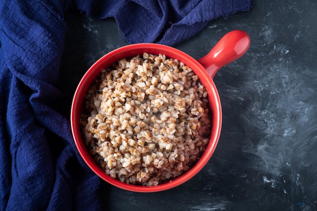 Boekweitpap in een rode pan