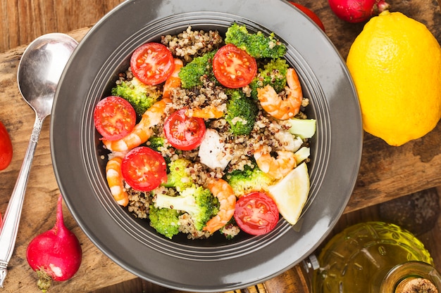 Foto boekweitsalade met garnalen van broccolikip, driekleurige quinoasalade. superfood en gezond eten concept.