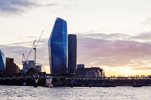 Boemerang, de nieuwste wolkenkrabber van Londen bij zonsondergang, UK