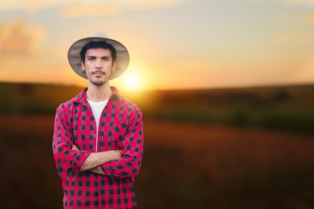 Boer bij zonsondergang buiten