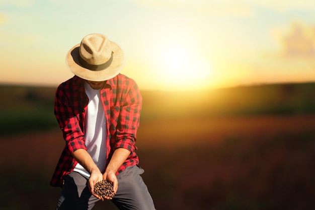 Boer bij zonsondergang buiten