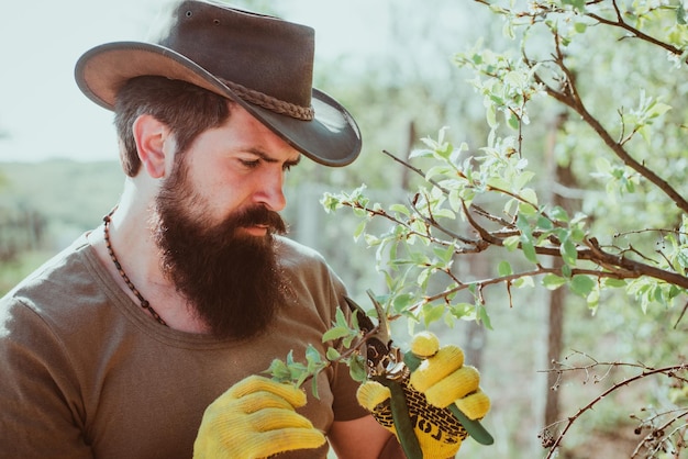 Boer enttak in boomgaardportret van vader tijdens het werken in de tuin