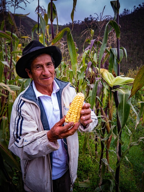 Boer in biologische boerderij in de bergen van Cusco