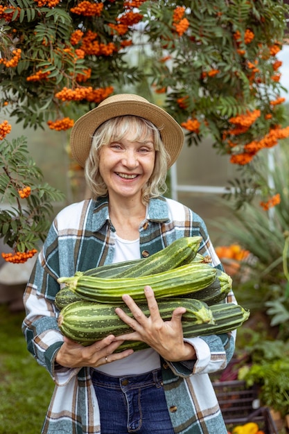 Boer met een grote oogst courgette