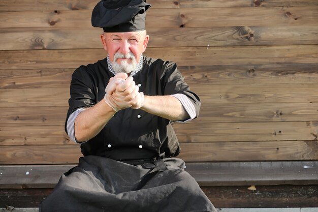 Boer met een mand met verse groenten op het platteland