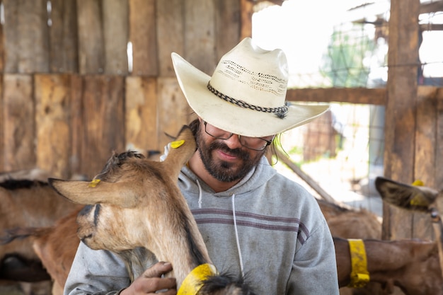 boer met geit in een boerderij