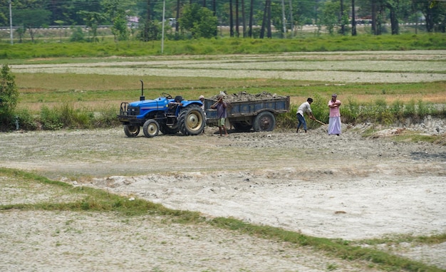 Boer van dorp met tractor