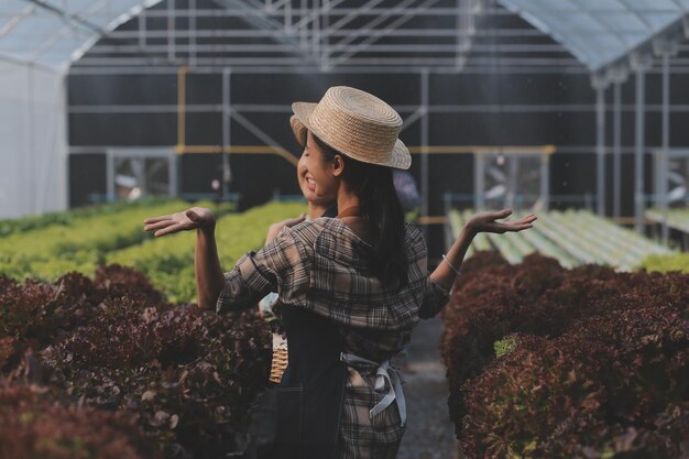 Foto boer verbouwt gezonde voeding biologische saladegroenten in hydrocultuur agribusiness farmxa