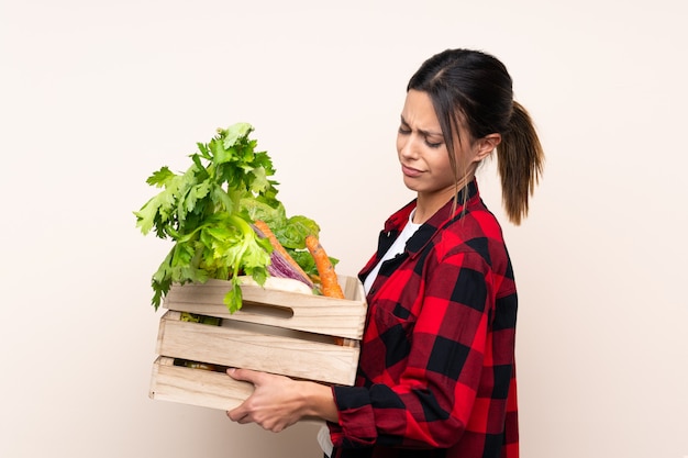 Boer vrouw met verse groenten in een houten mandje
