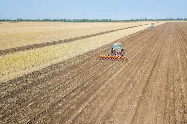 Boer zaait gewassen op veld. Zaaien Luchtfoto.