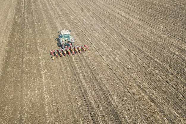 Boer zaait gewassen op veld. Zaaien Luchtfoto.