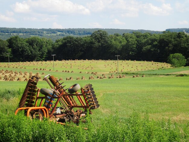 Foto boerderij gereedschap op het veld tegen de lucht