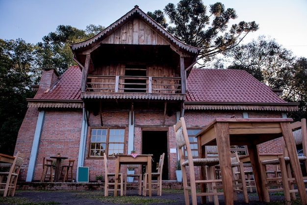 Boerderij in het zuiden van Brazilië houten hut en Araucaria bomen op de achtergrond