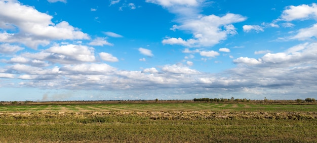 Boerderij velden en blauwe lucht landschap