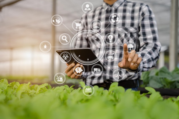 Boeren gebruiken het belangrijkste informatienetwerk op internet vanaf hun tablets om tests te volgen en nieuwe teeltmethoden voor boeren te selecteren