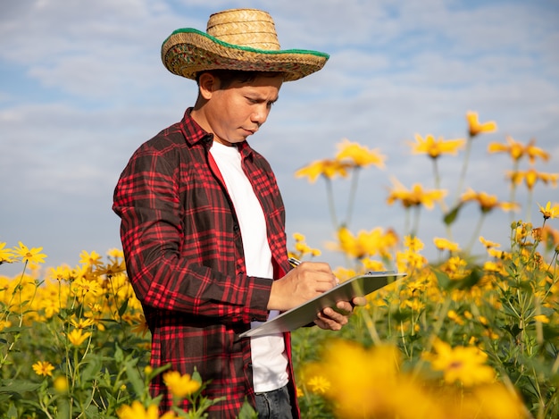 Boeren inspecteren de zonnige zomerbloemenboerderij.