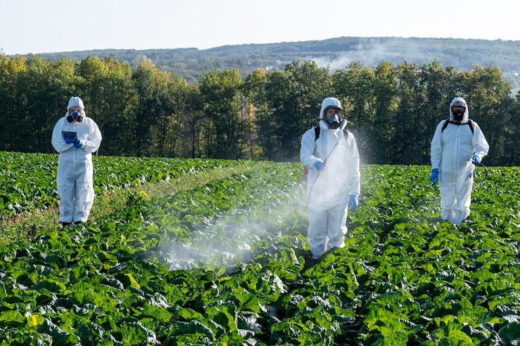 Foto boeren sproeien van pesticiden veldmasker oogsten beschermende chemische stof
