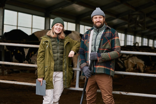 Boeren werken op melkveebedrijf