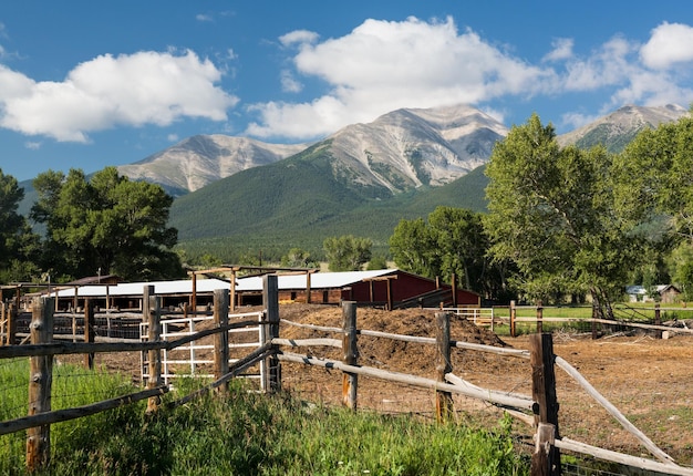 Boerenerf en stal bij Mt Princeton CO