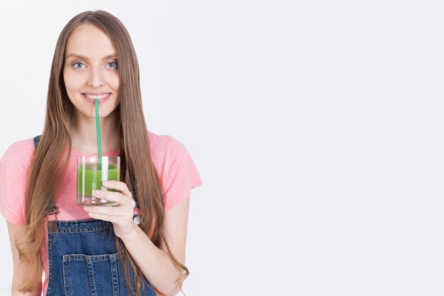 Foto boerenmeisje met groene smoothie