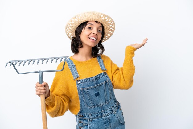 Boerenvrouw geïsoleerd op een witte achtergrond die de handen naar de zijkant uitstrekt om uit te nodigen om te komen