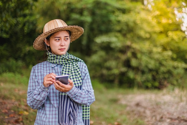 boerin die technologie mobiel gebruikt in rijstveld